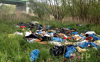 Nielegalne wysypiska śmieci w Elblągu. Sprzątać muszą wędkarze, mimo że to nie oni są sprawcami bałaganu